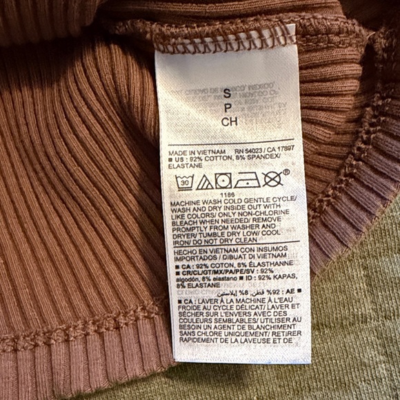 Old Navy Ribbed Tank Crop Top - Picture 3 of 4